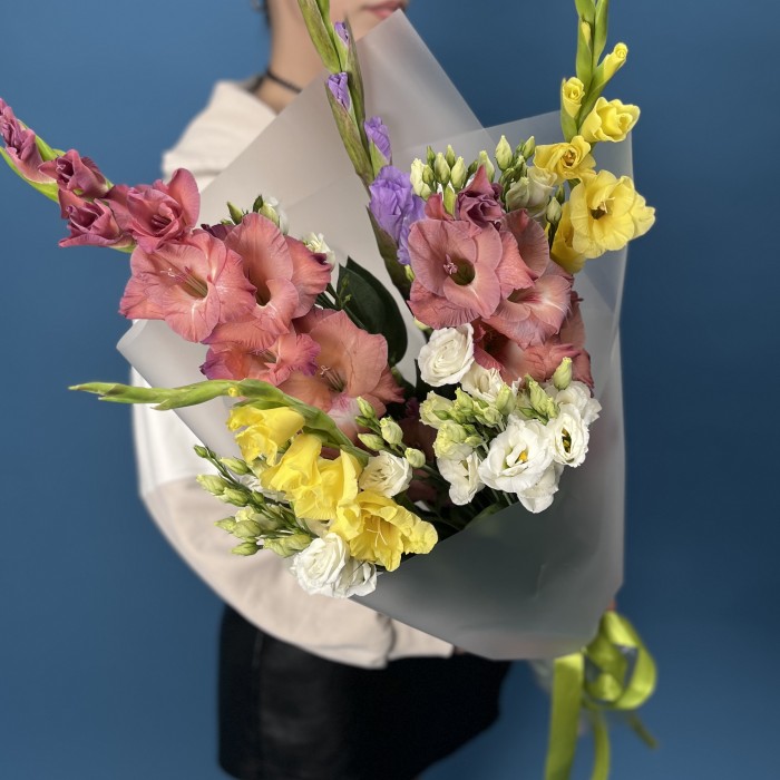 5 ярких гладиолусов MIX с эустомой