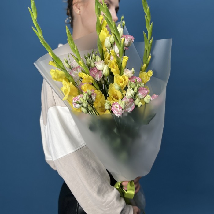 5 желтых гладиолусов с эустомой