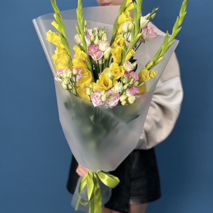 5 желтых гладиолусов с эустомой