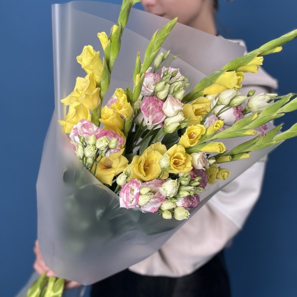5 желтых гладиолусов с эустомой