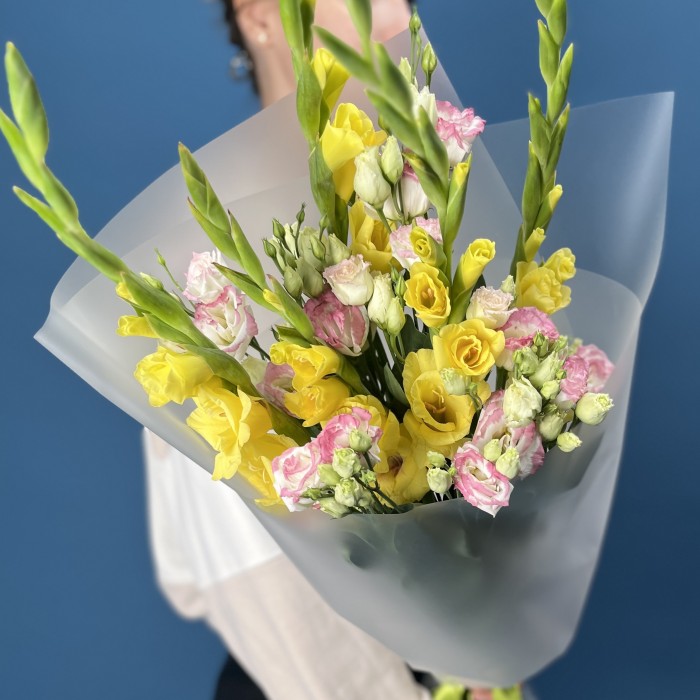 5 желтых гладиолусов с эустомой