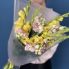 5 желтых гладиолусов с эустомой