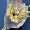 5 желтых гладиолусов с эустомой