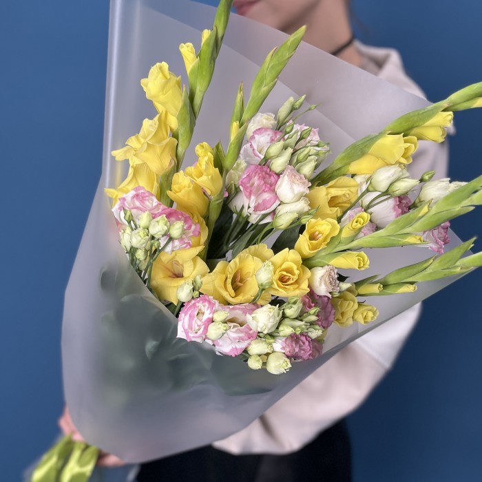 5 желтых гладиолусов с эустомой