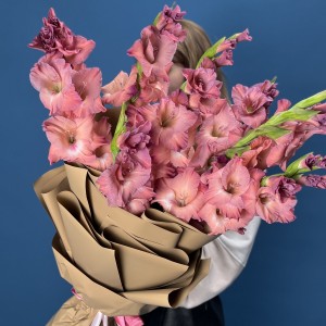 7 розово-фиолетовых гладиолусов