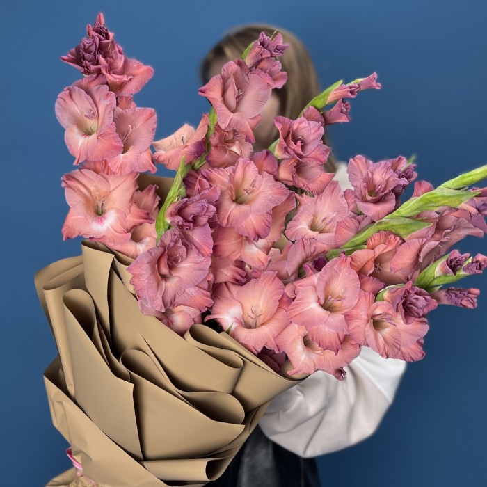 7 розово-фиолетовых гладиолусов