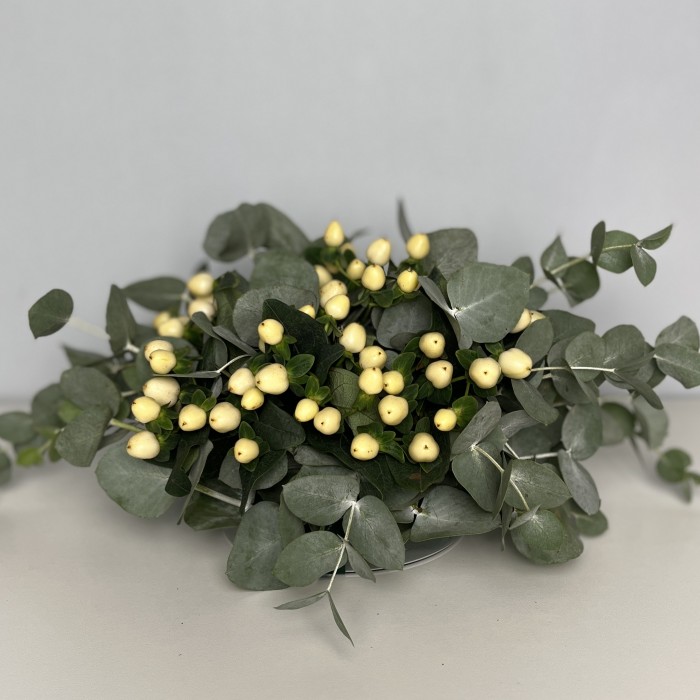 Настольная композиция с белым гиперикумом