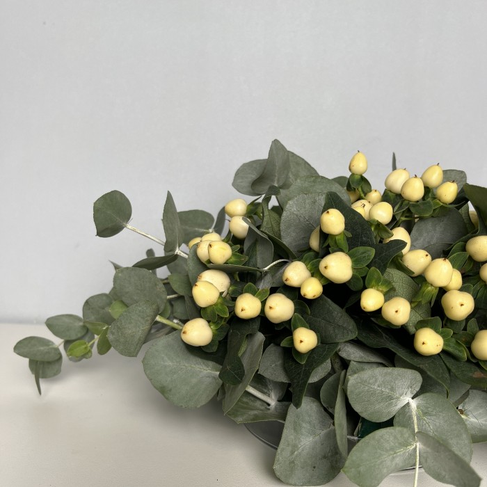 Настольная композиция с белым гиперикумом