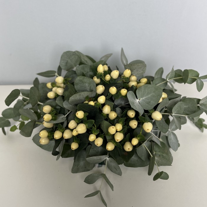 Настольная композиция с белым гиперикумом