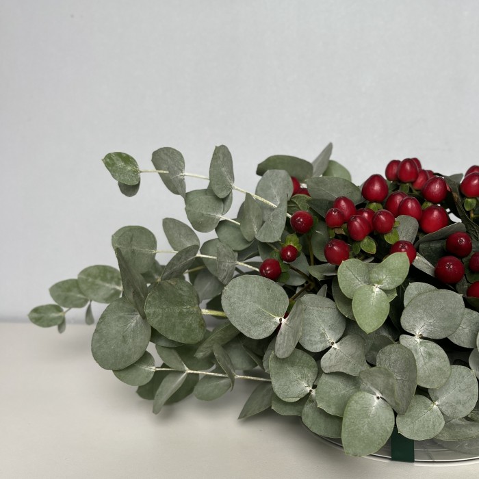 Настольная композиция с красным гиперикумом