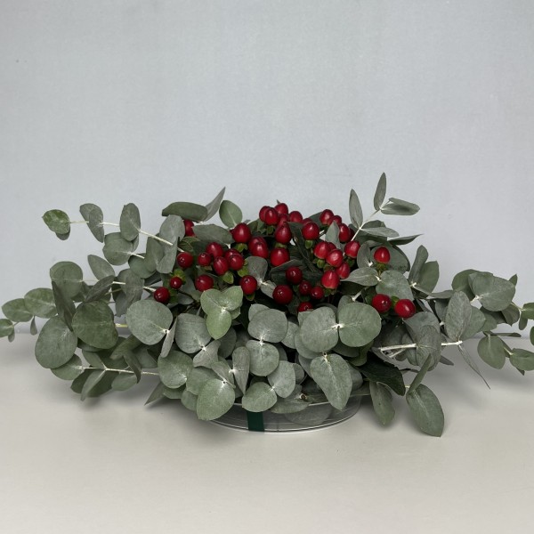 Настольная композиция с красным гиперикумом