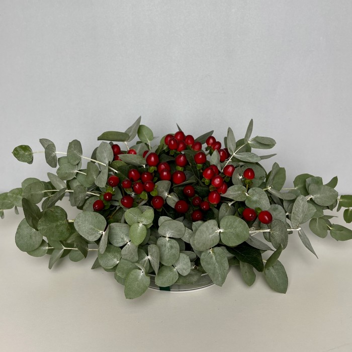 Настольная композиция с красным гиперикумом