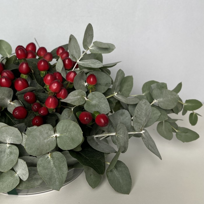 Настольная композиция с красным гиперикумом