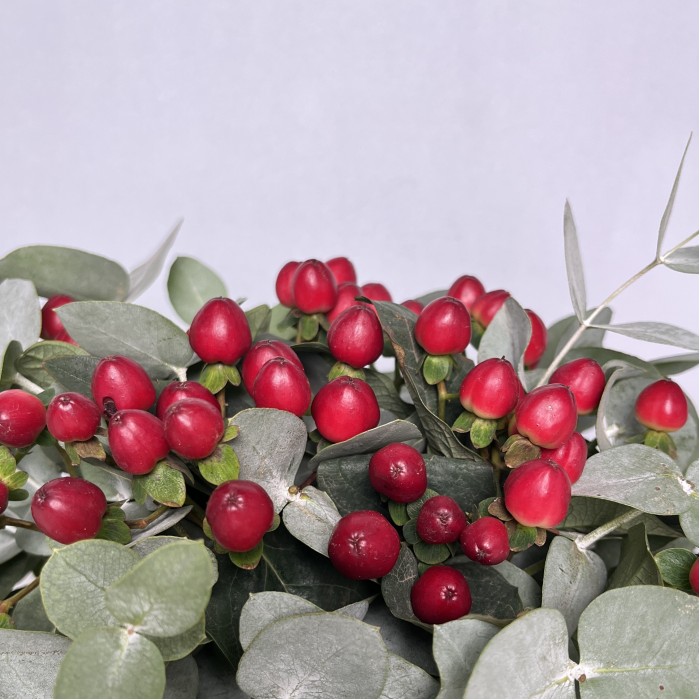 Настольная композиция с красным гиперикумом