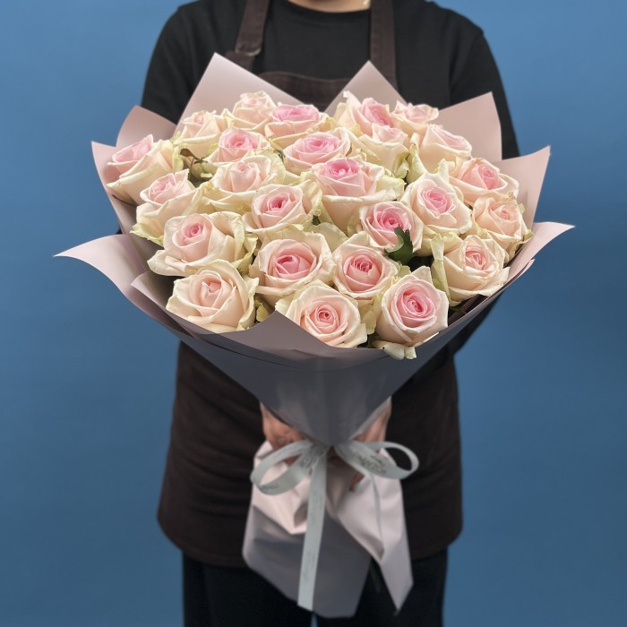 25 нежно-розовых роз Свит Ревиваль 60 см