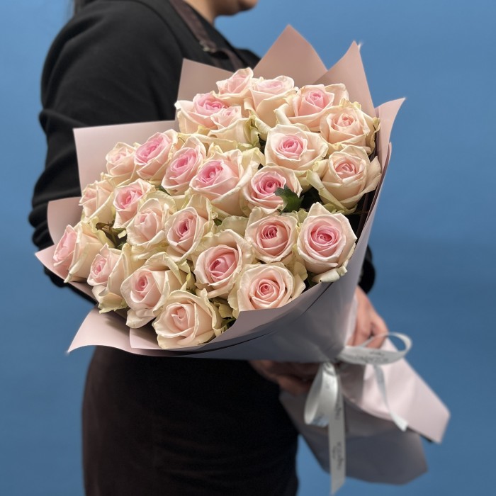 25 нежно-розовых роз Свит Ревиваль 60 см