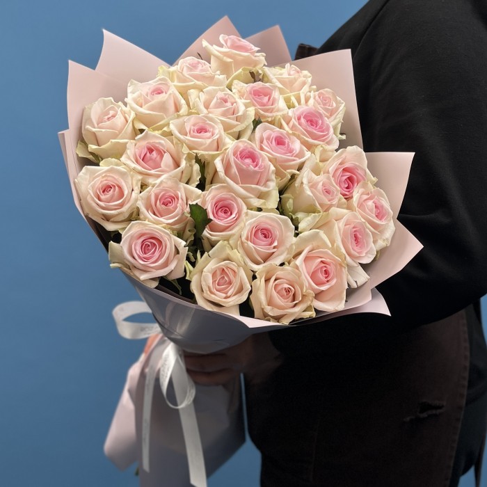 25 нежно-розовых роз Свит Ревиваль 60 см