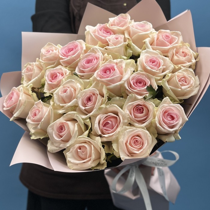 25 нежно-розовых роз Свит Ревиваль 60 см