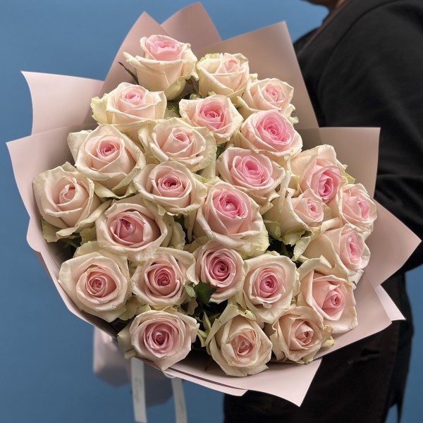 25 нежно-розовых роз Свит Ревиваль 60 см