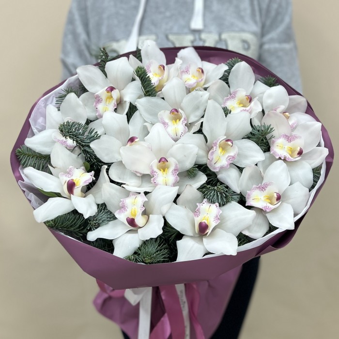Новогодний букет с белыми орхидеями