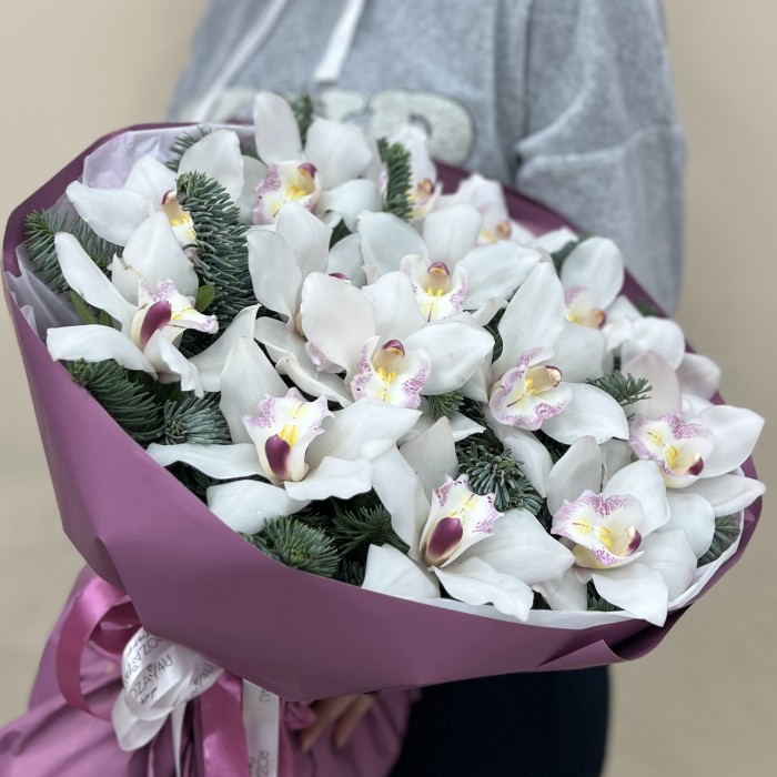 Новогодний букет с белыми орхидеями