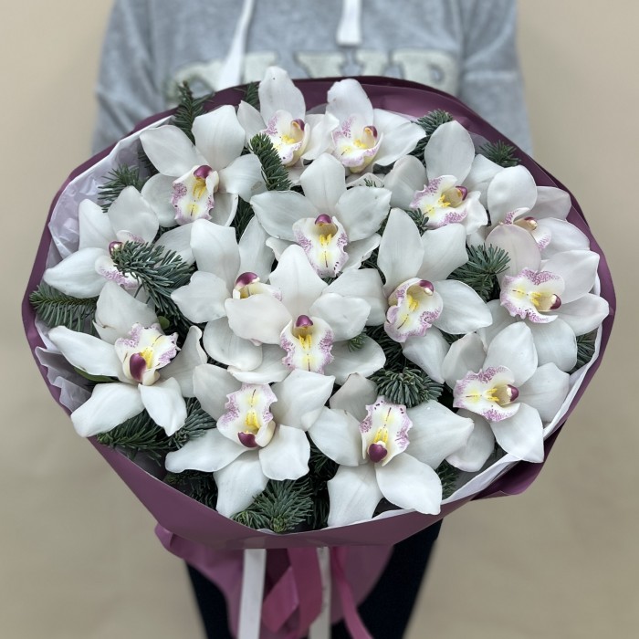 Новогодний букет с белыми орхидеями