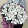 Новогодний букет с белыми орхидеями