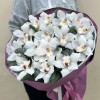 Новогодний букет с белыми орхидеями
