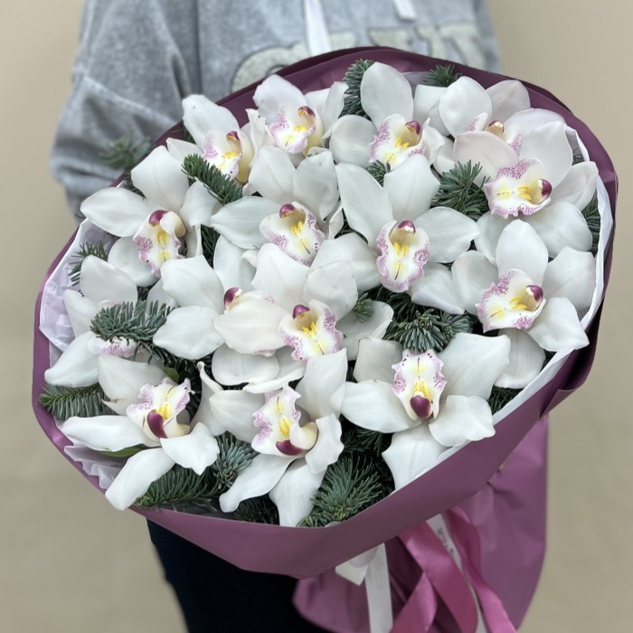 Новогодний букет с белыми орхидеями