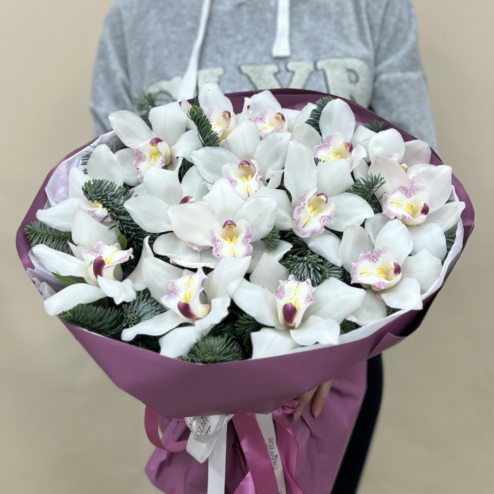Новогодний букет с белыми орхидеями