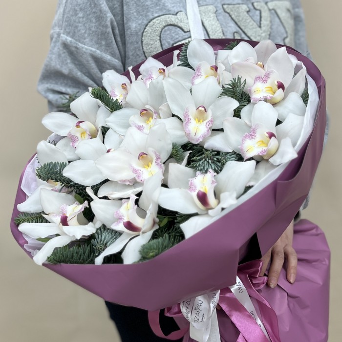 Новогодний букет с белыми орхидеями