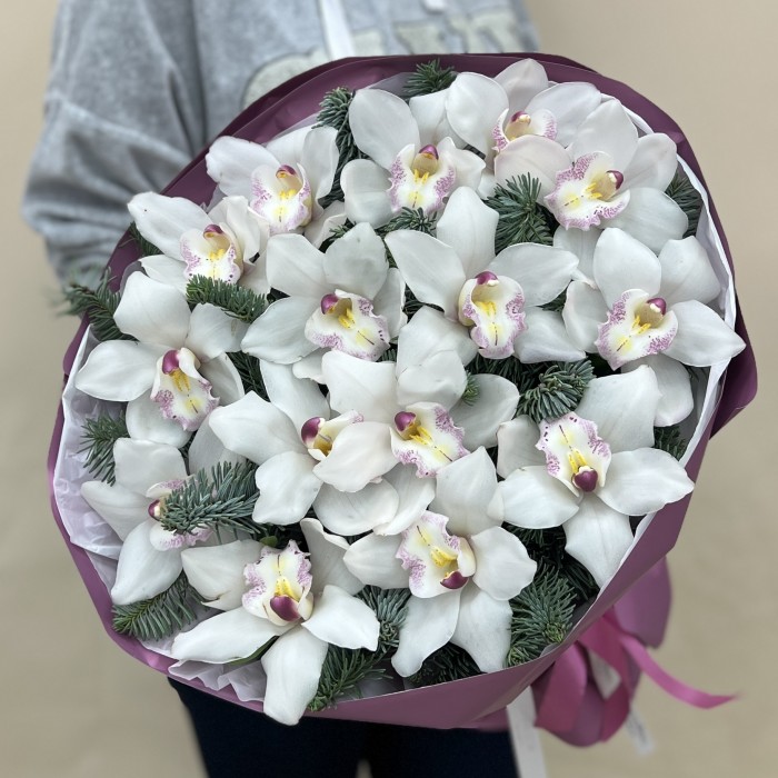 Новогодний букет с белыми орхидеями