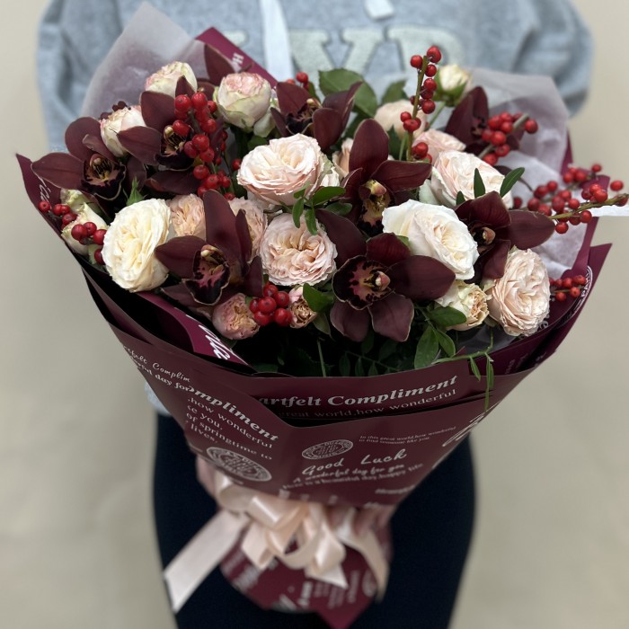 Сборный букет с шоколадной орхидеей