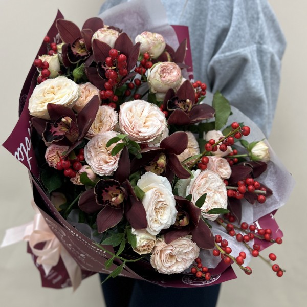 Сборный букет с шоколадной орхидеей