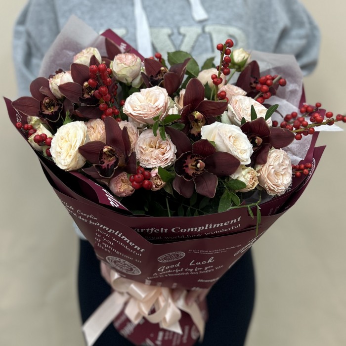 Сборный букет с шоколадной орхидеей