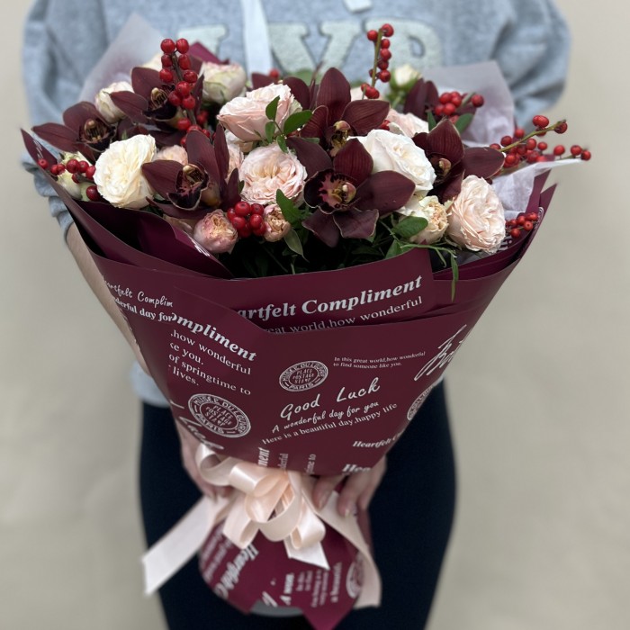 Сборный букет с шоколадной орхидеей