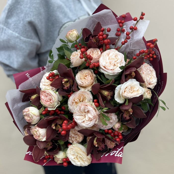 Сборный букет с шоколадной орхидеей