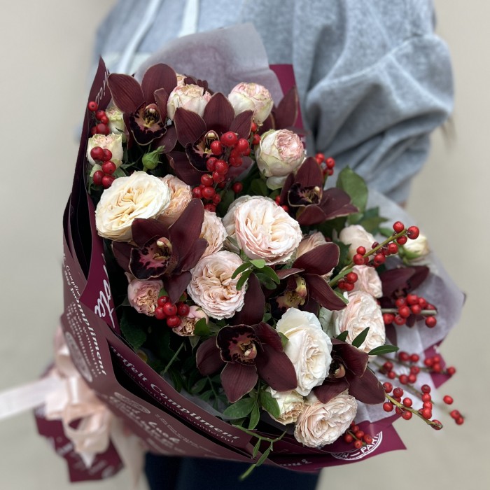 Сборный букет с шоколадной орхидеей