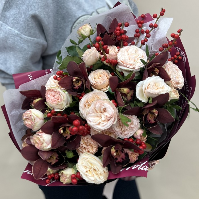 Сборный букет с шоколадной орхидеей