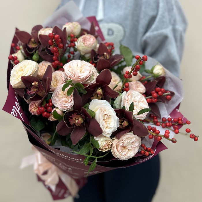 Сборный букет с шоколадной орхидеей