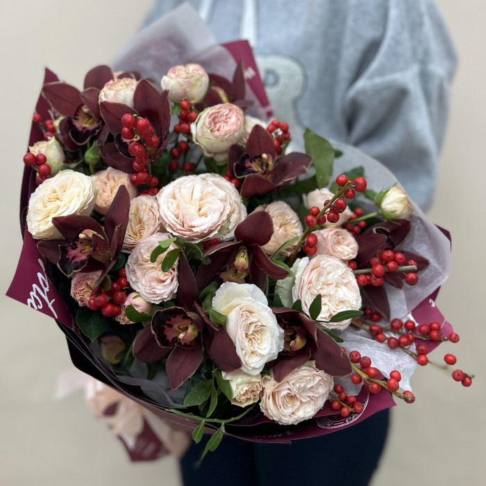 Сборный букет с шоколадной орхидеей