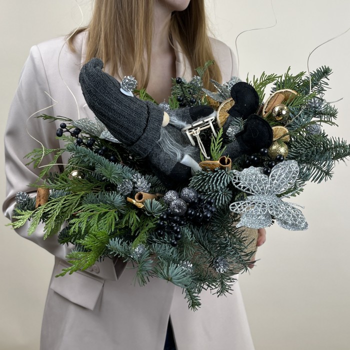 Новогодняя композиция в кашпо с гномом