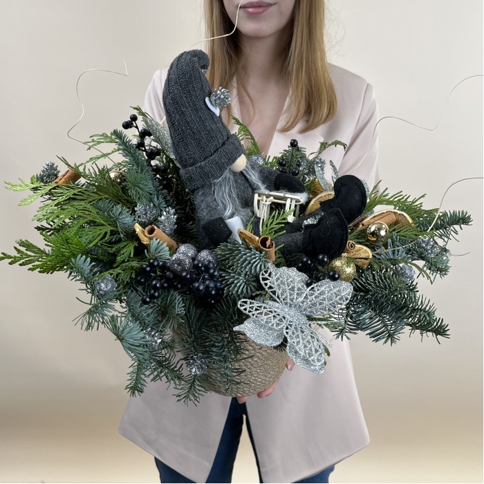 Новогодняя композиция в кашпо с гномом