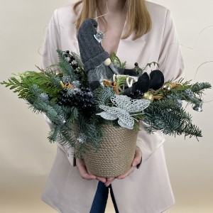 Новогодняя композиция в кашпо с гномом