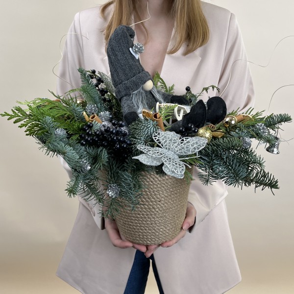 Новогодняя композиция в кашпо с гномом