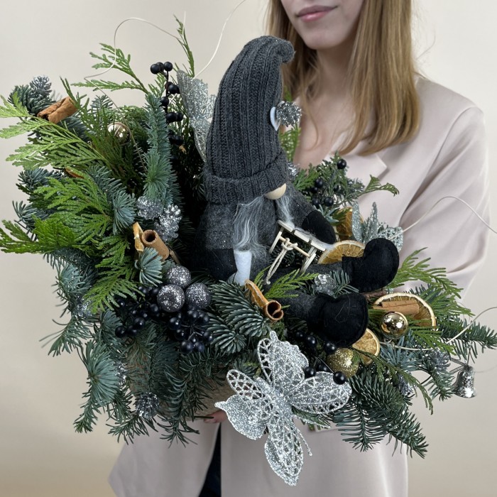 Новогодняя композиция в кашпо с гномом