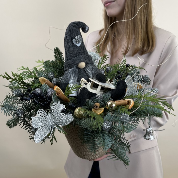 Новогодняя композиция в кашпо с гномом