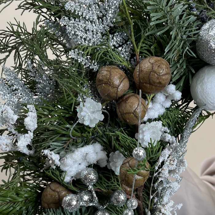 Рождественский венок с птицей и белым декором