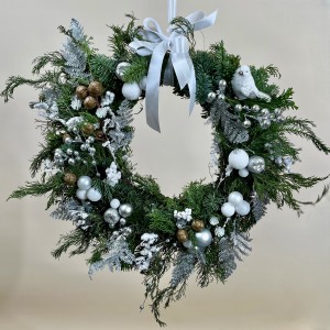 Рождественский венок с птицей и белым декором