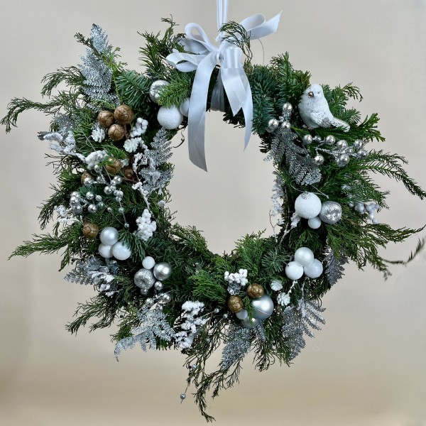Рождественский венок с птицей и белым декором